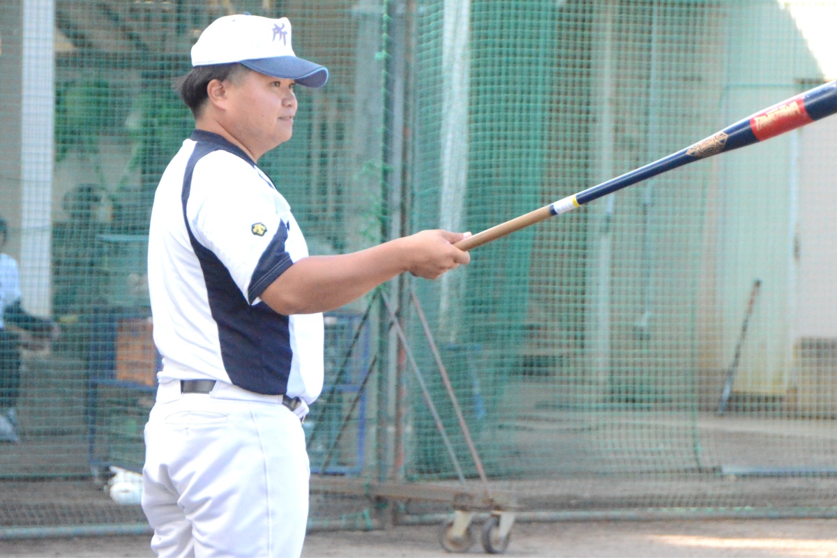 「41期生」として母校・所沢商を率いる穐本捺希監督【写真：河野正】