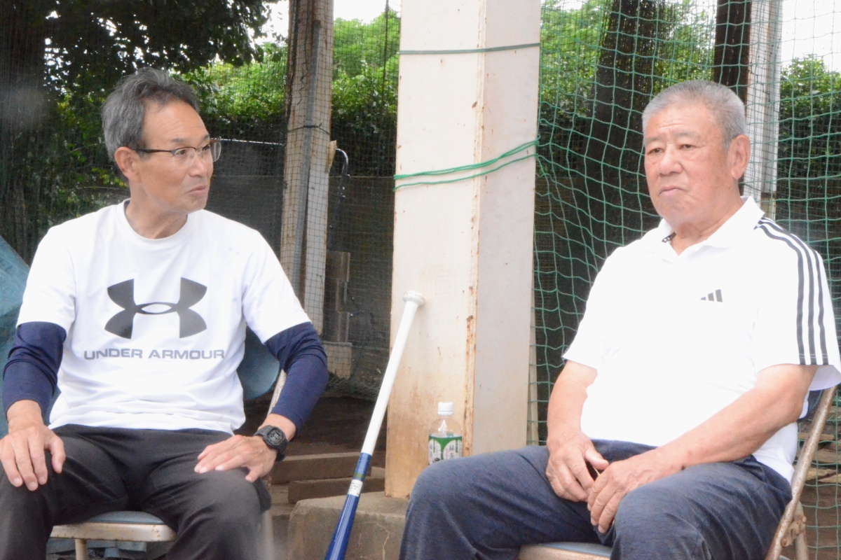 甲子園に3度導いた高鍋尚典元監督（右）と野球部OB会長の山田浩靖さん【写真：河野正】