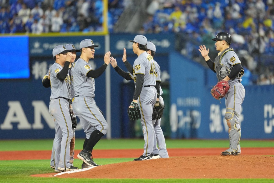 DeNAに勝利した阪神ナイン【写真：井上学】