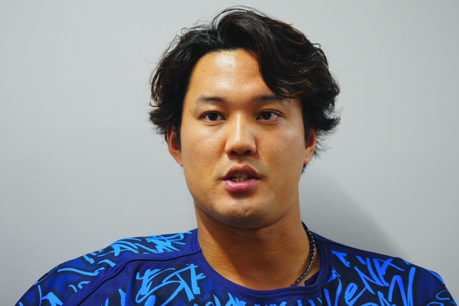 登板後、取材に応じるDeNA・藤浪晋太郎【写真：荒川祐史】