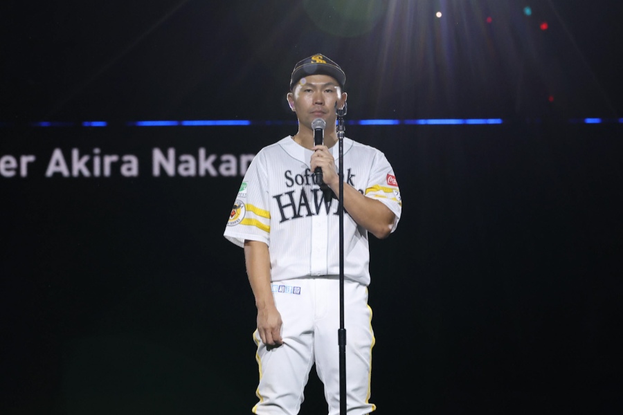 引退セレモニーを行ったソフトバンク・中村晃【写真:栗木一考】
