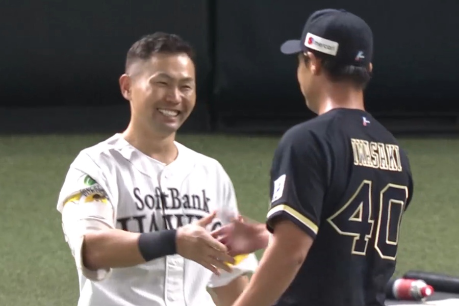 オリックス・岩嵜翔と握手を交わしたソフトバンク・中村晃【画像：パーソル パ・リーグTV】