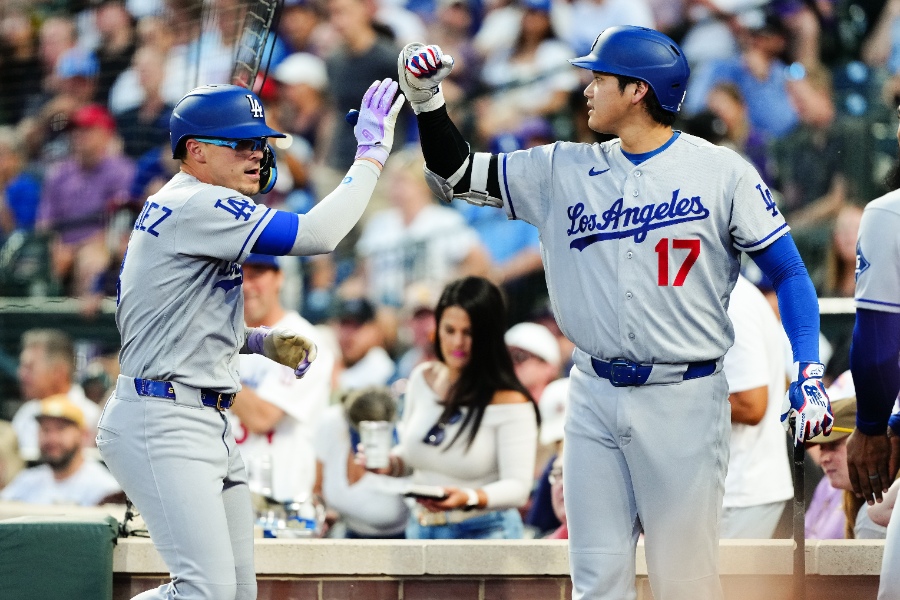ドジャースのエンリケ・ヘルナンデス(左)と大谷翔平【写真:黒澤崇】