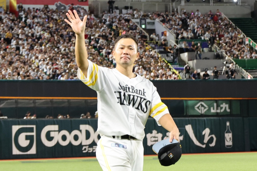 引退セレモニーを行ったソフトバンク・中村晃【写真：栗木一考】