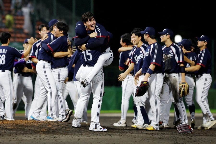 日本代表に勝利し、喜ぶ韓国代表ナイン【写真：ロイター】