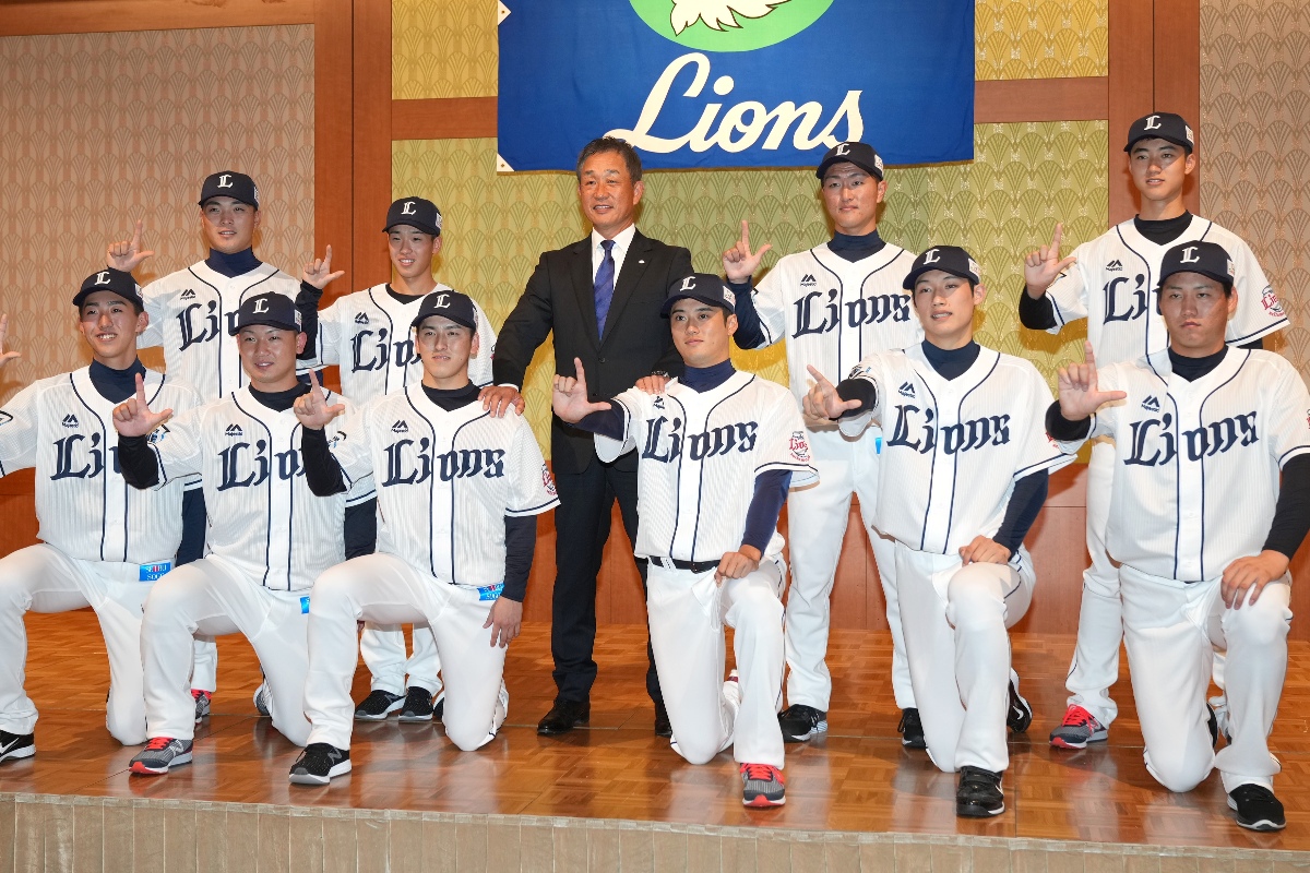 入団会見で初々しい笑顔の古賀悠（前列左から2人目）と古市（後列右から2人目）【写真提供：産経新聞社】