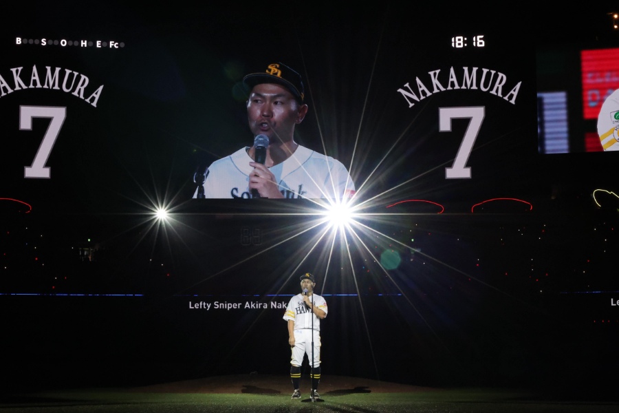 引退セレモニーを行ったソフトバンク・中村晃【写真：栗木一考】