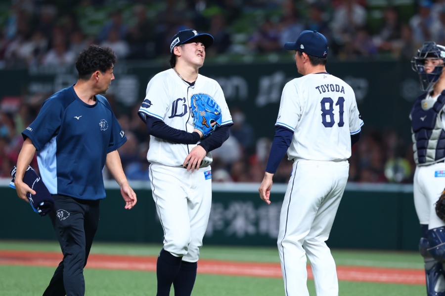 打球が左腕に直撃し、途中交代した西武・隅田知一郎【写真：加治屋友輝】