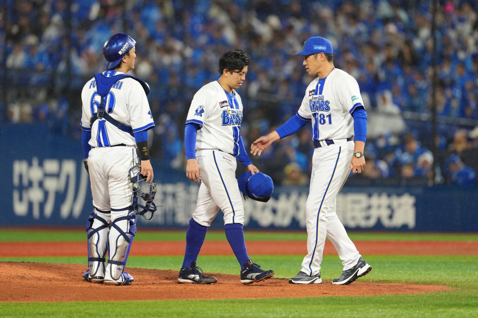 降板するDeNA・東克樹をねぎらう相川亮二監督（右）【写真：井上学】