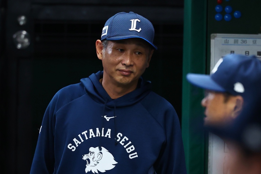 楽天戦で指揮を執った西武・西口文也監督【写真：加治屋友輝】