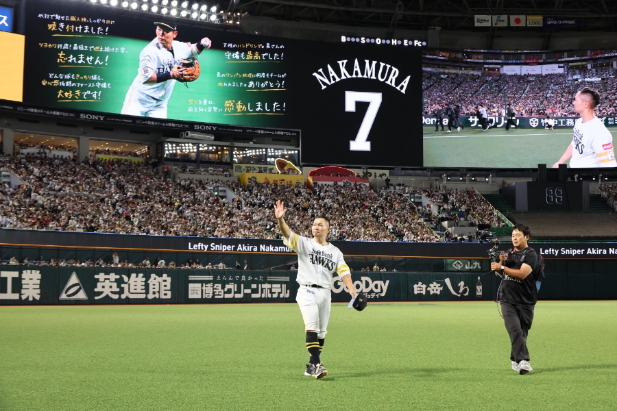 引退セレモニーを行ったソフトバンク・中村晃【写真:栗木一考】