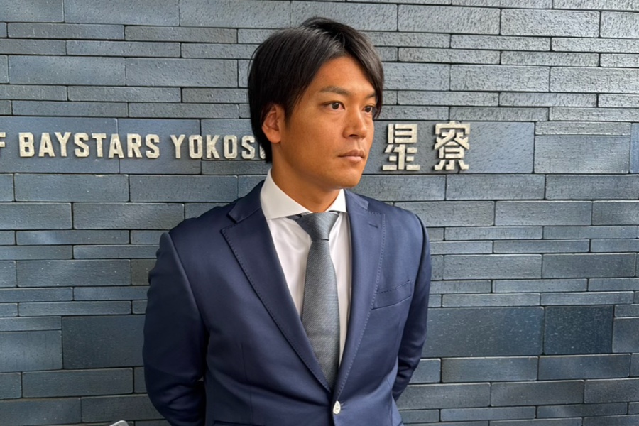 取材に応じたDeNA・佐々木千隼【写真：町田利衣】