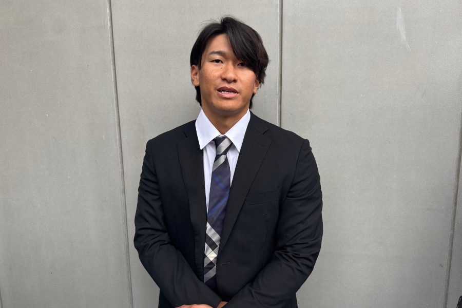 2軍施設で取材に応じたDeNA・井上絢登【写真:町田利衣】
