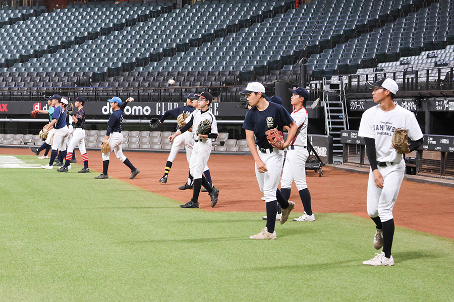 33人の選手が硬式球の感触を確かめた【写真:石川加奈子】