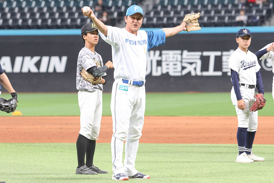 野球教室で中学3年生を指導する金子誠氏【写真:石川加奈子】