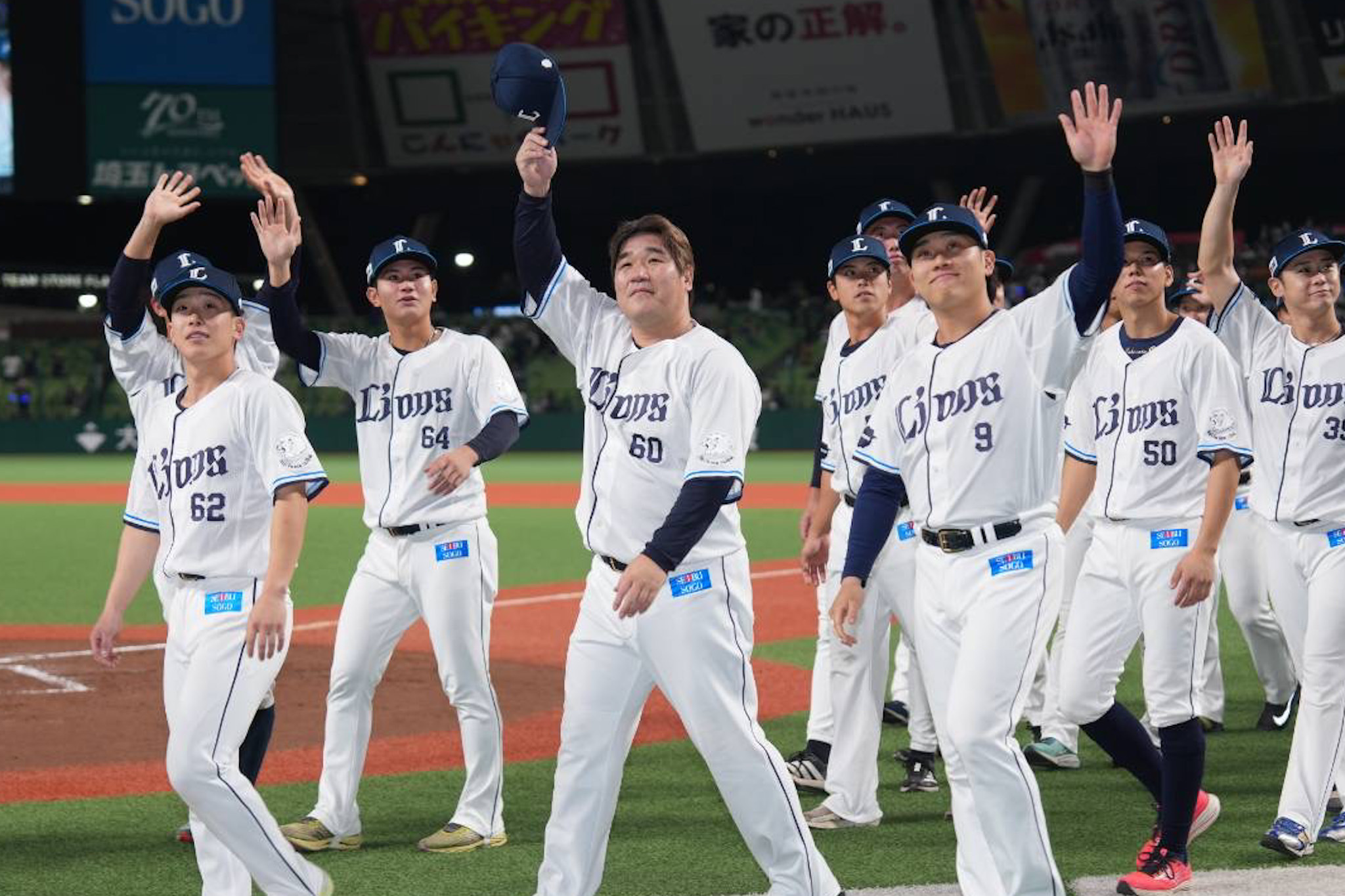 セレモニーで場内を一周した西武ナイン【写真：井上学】