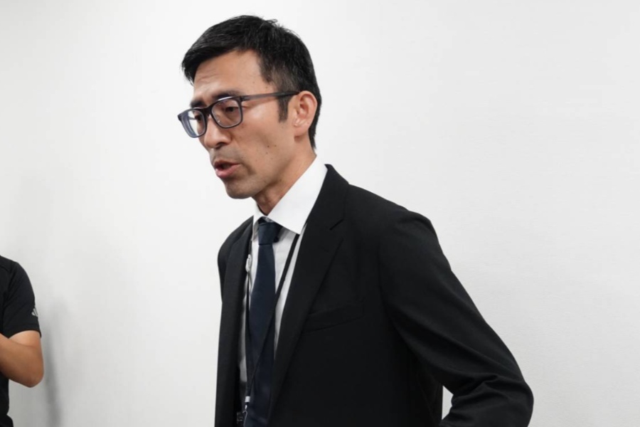 会見に応じた小浜裕一球団本部長【写真:編集部】