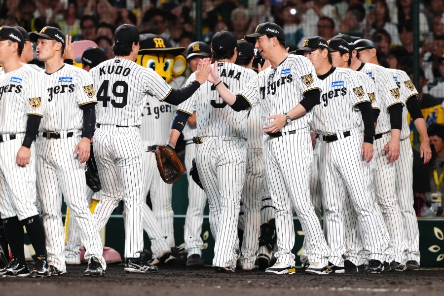 ヤクルトに勝利した阪神ナイン【写真：黒澤崇】