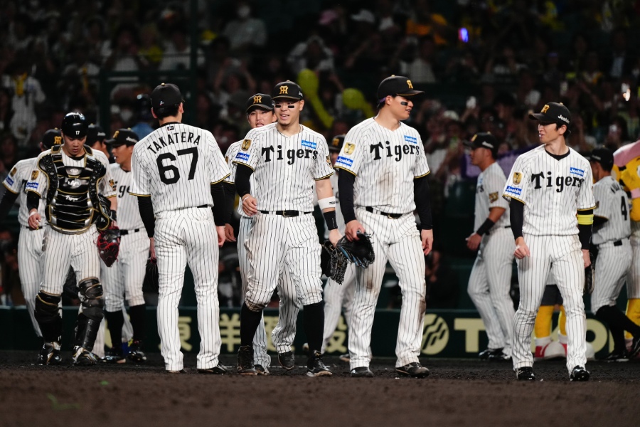 ヤクルトに勝利した阪神ナイン【写真:黒澤崇】