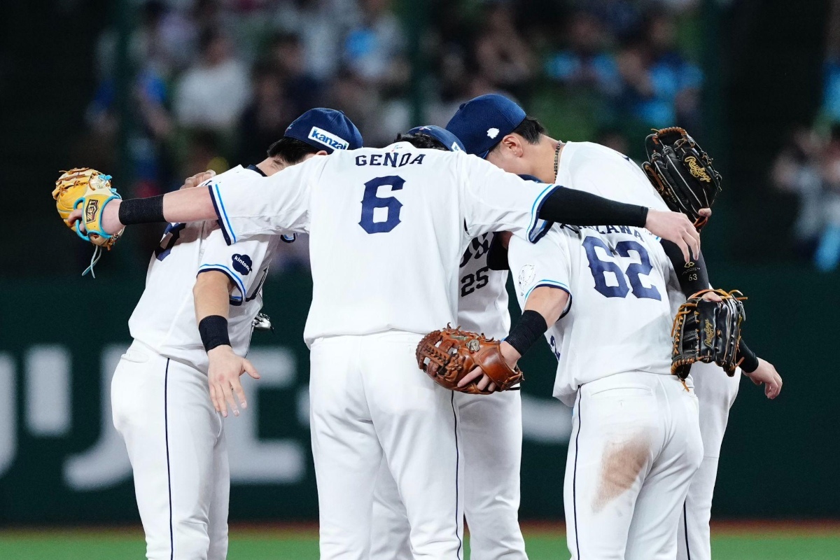 源田壮亮を中心に集まる西武ナイン【写真：黒澤崇】