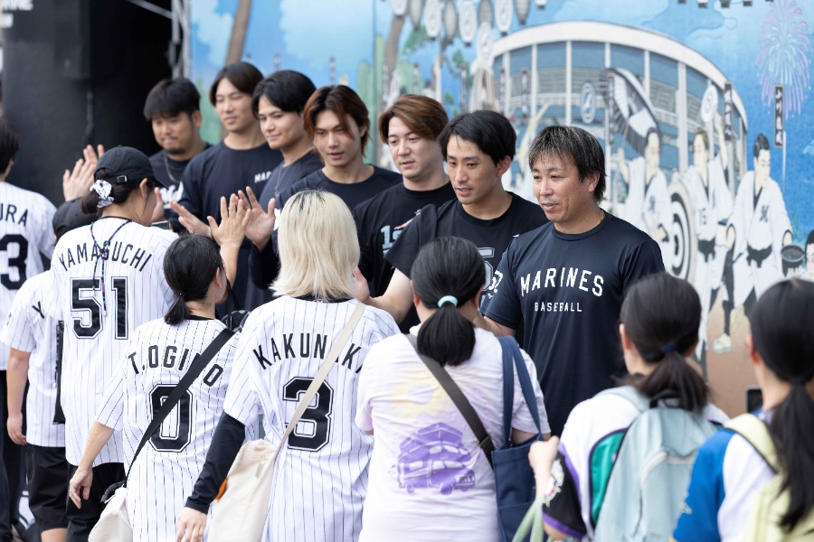 ZOZOマリンスタジアムで義援金募金活動を実施する【写真:球団提供】