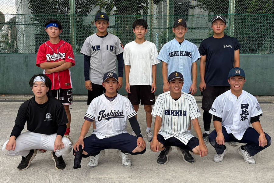 高校3年生になったかつての仲間たち。中には高校のユニホームを着た選手も【写真：チーム提供】