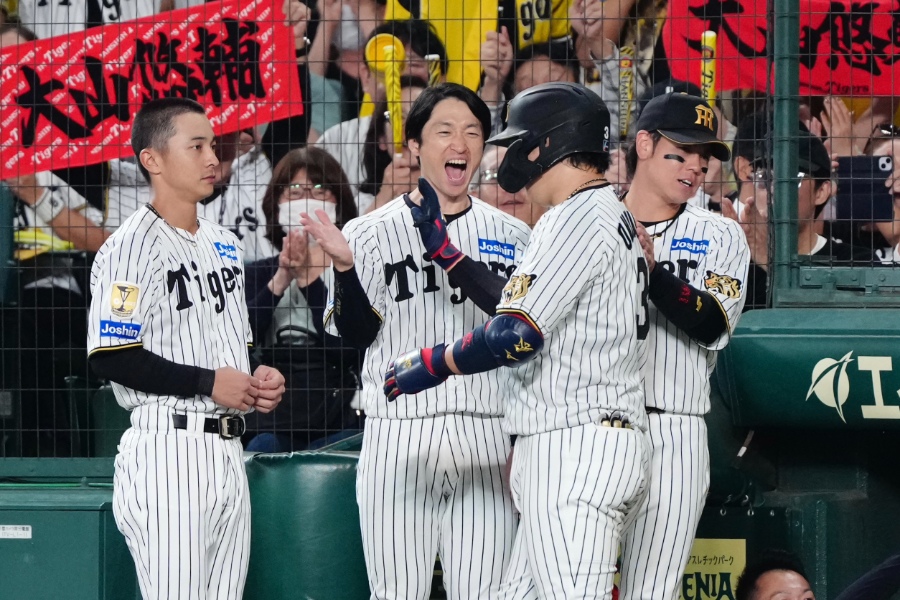 延長12回を戦い抜いた阪神ナイン【写真：黒澤崇】