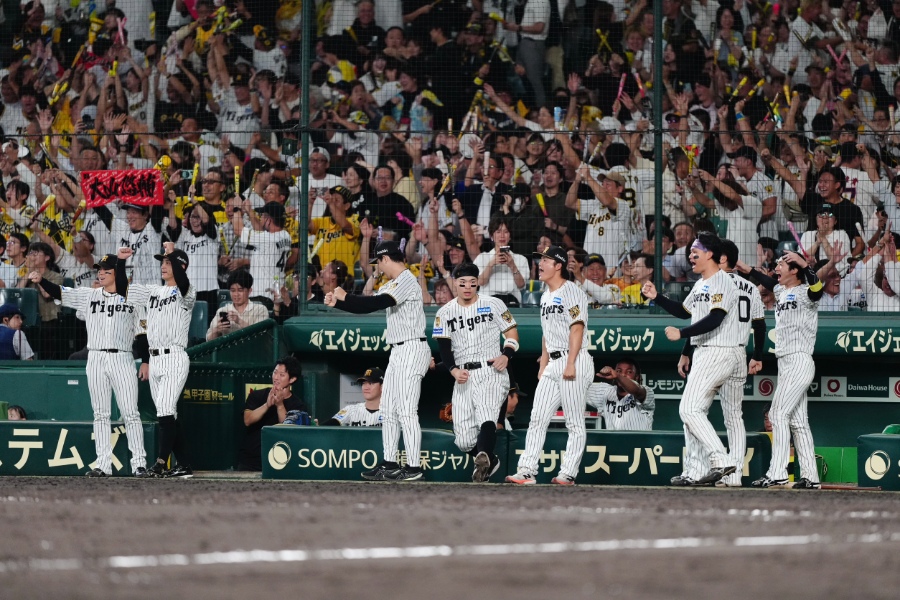 土壇場9回に同点に追いつき歓喜の阪神ベンチ【写真：黒澤崇】
