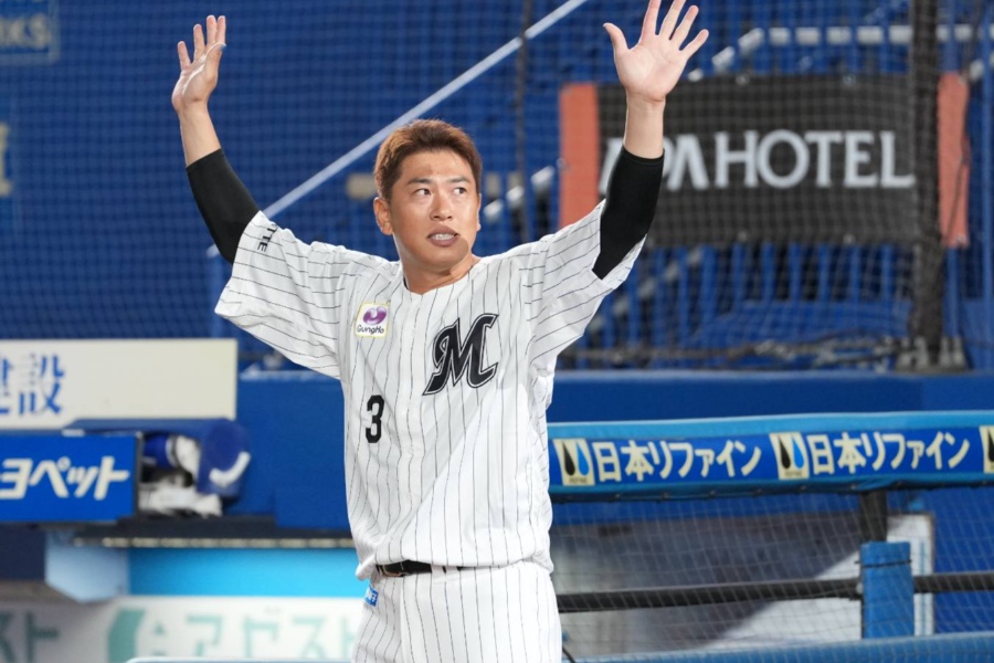 引退セレモニーを行ったロッテ・角中勝也【写真：井上学】