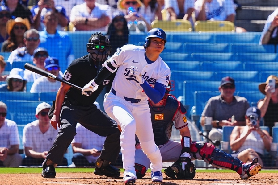 初回に右前打を放ったドジャース・大谷翔平【写真：荒川祐史】