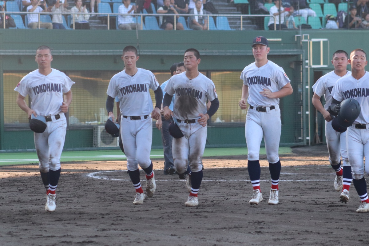 決勝で慶応に敗れた横浜の選手たち【写真：大利実】