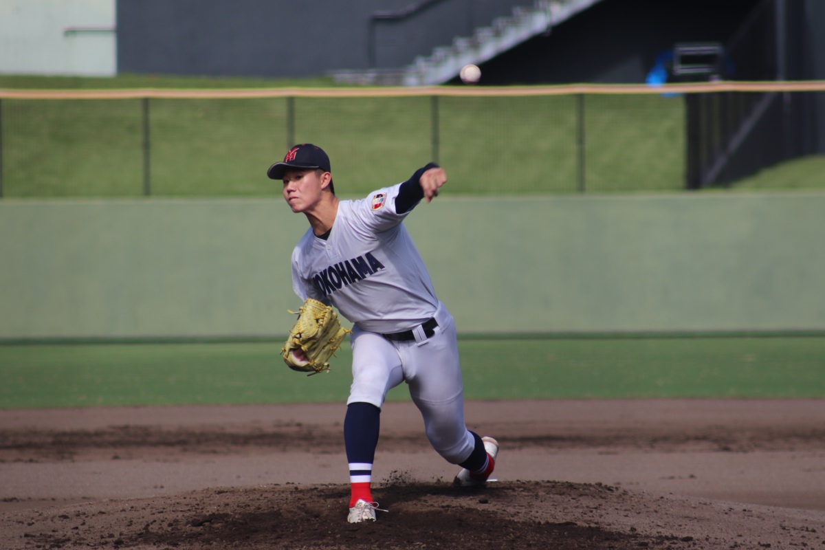 決勝の慶応戦では右打者を抑えるのに苦しんだエースの小林鉄三郎【写真：大利実】
