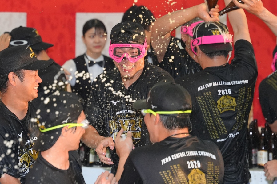 ビールかけを楽しむ阪神ナイン【写真提供：産経新聞社】