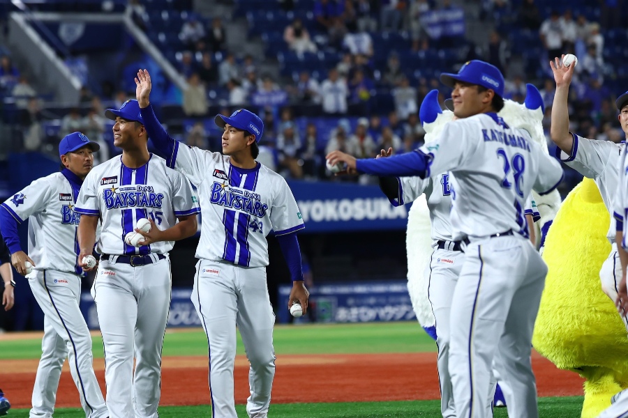 本拠地で今季最終戦を終えたDeNAナイン【写真:加治屋友輝】