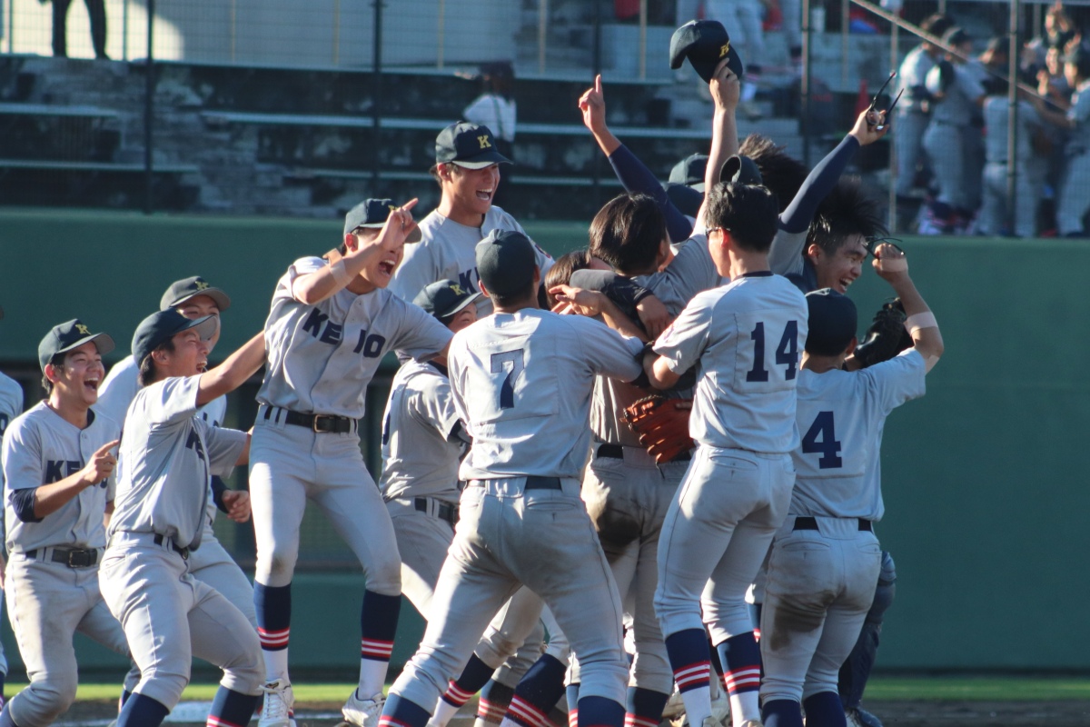 秋季高校野球神奈川大会を制した慶応ナイン【写真：大利実】