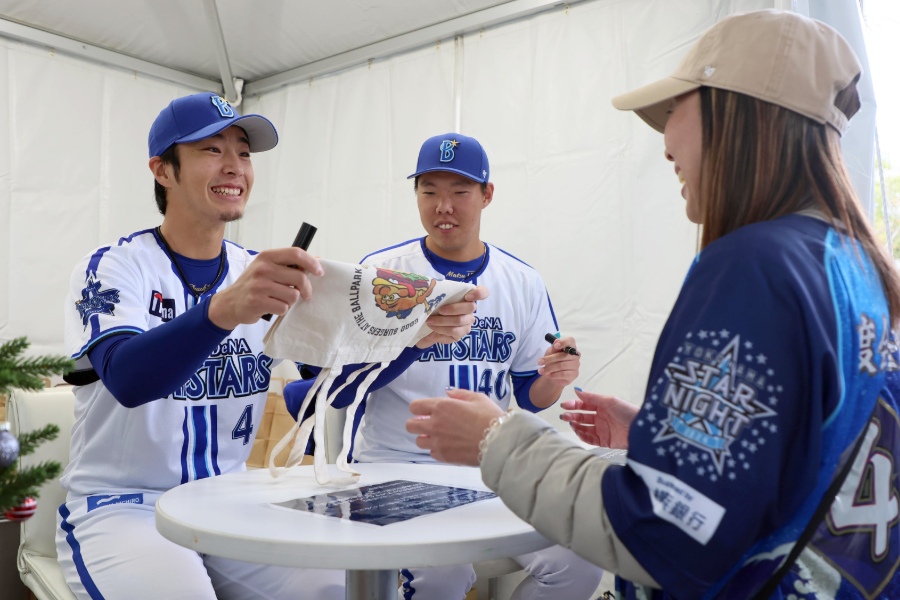 2024年のイベントでは松本隆（右）と一緒にファンと触れ合った【写真提供：産経新聞社】