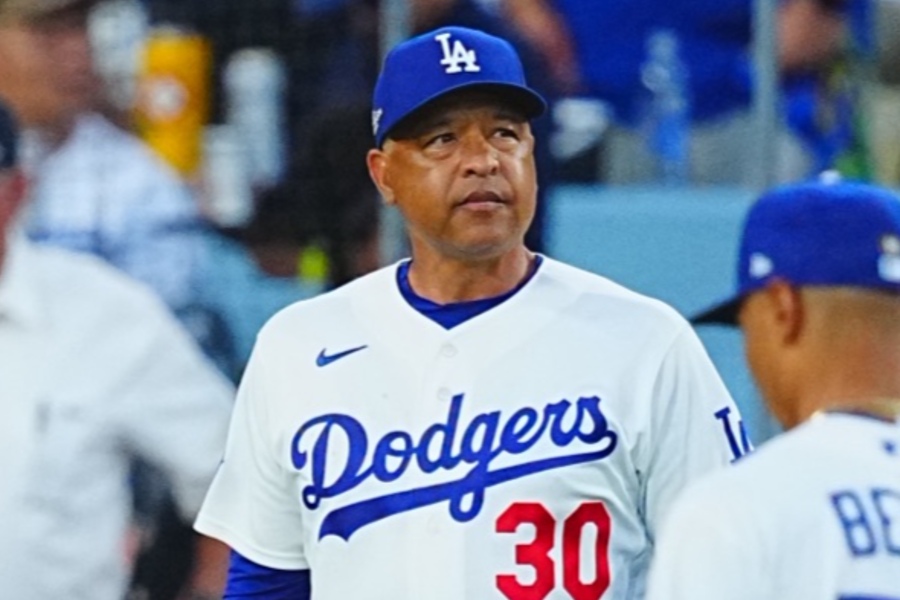 ブレーブス戦で指揮を執ったドジャースのデーブ・ロバーツ監督【写真:荒川祐史】