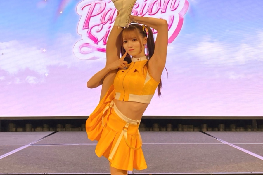 ミニスカお構いなしの“大開脚”「すごい」「可愛い!!」 チア衣装で軟体特技「世界一美しい」
