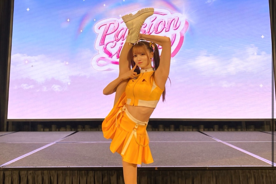 ポーズを披露する菊池さん（投稿をスクリーンショット）