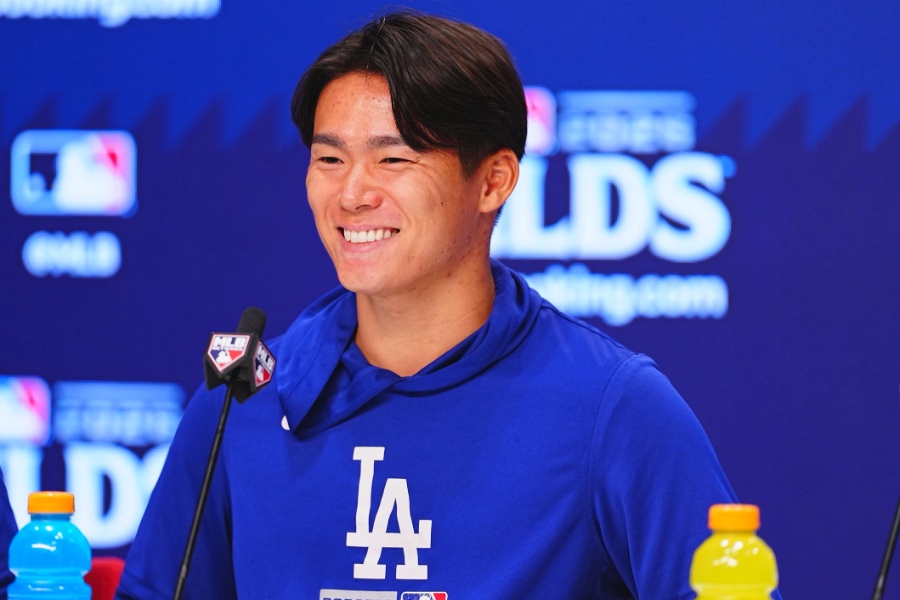会見に臨んだドジャース・山本由伸【写真：荒川祐史】