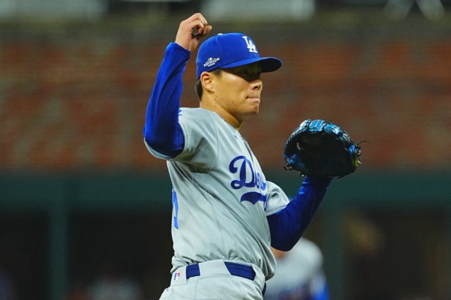 3億2500万ドルは「史上最高の格安契約」 山本由伸が証明した価値…PSで10K快投で米記者絶賛