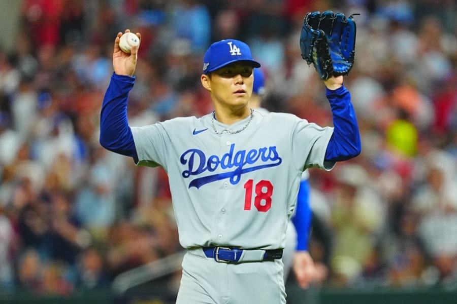 「何度見てもいい」山本由伸が敵と交わした“リスペクト” 米からも称賛相次ぐ「映画のワンシーン」