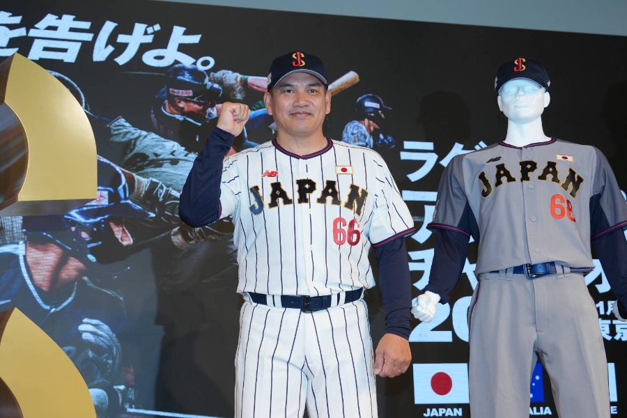 新ユニホームを着用した井口資仁監督【写真:井上学】