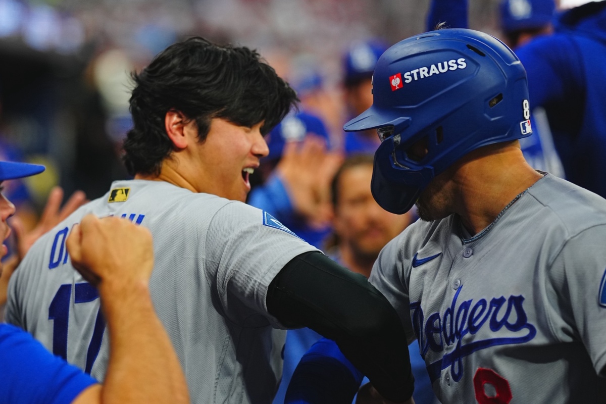 大谷翔平（左）と喜びを分かち合った【写真：荒川祐史】