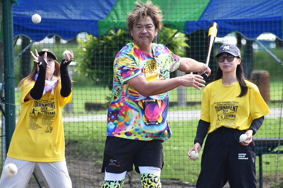 ノックバットを振るう年中夢球さん【写真：高橋幸司】