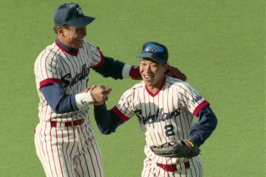 西武との日本シリーズで好返球を見せた飯田哲也氏(右)【写真提供:産経新聞社】