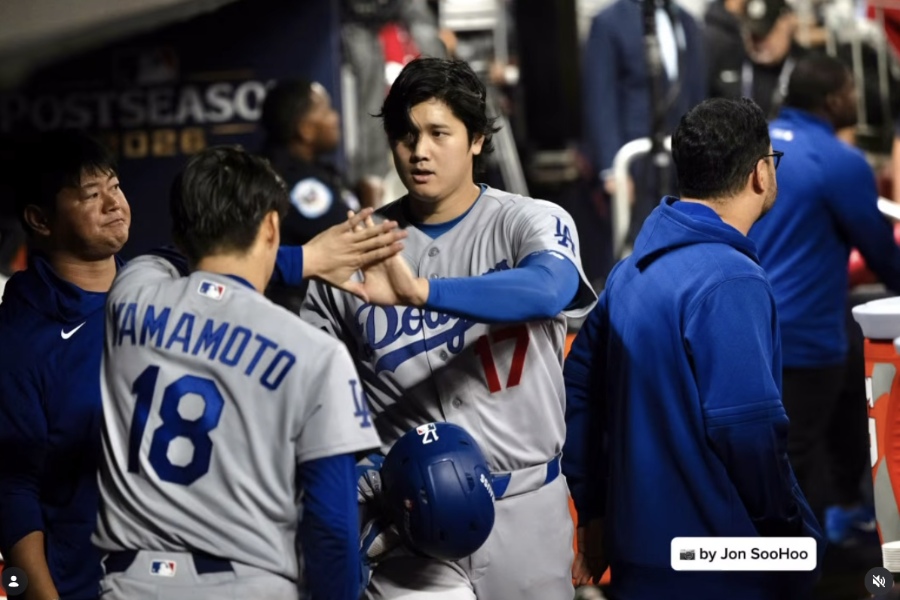 ドジャース・大谷翔平から労いを受ける山本由伸【写真提供：ジョン・スーフー/ドジャース】
