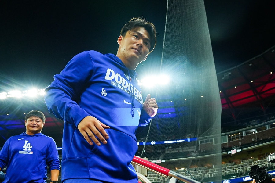 山本由伸に“バックハグ” まんざらでもない表情…ド軍勝利の直後、フィールドで広がった光景