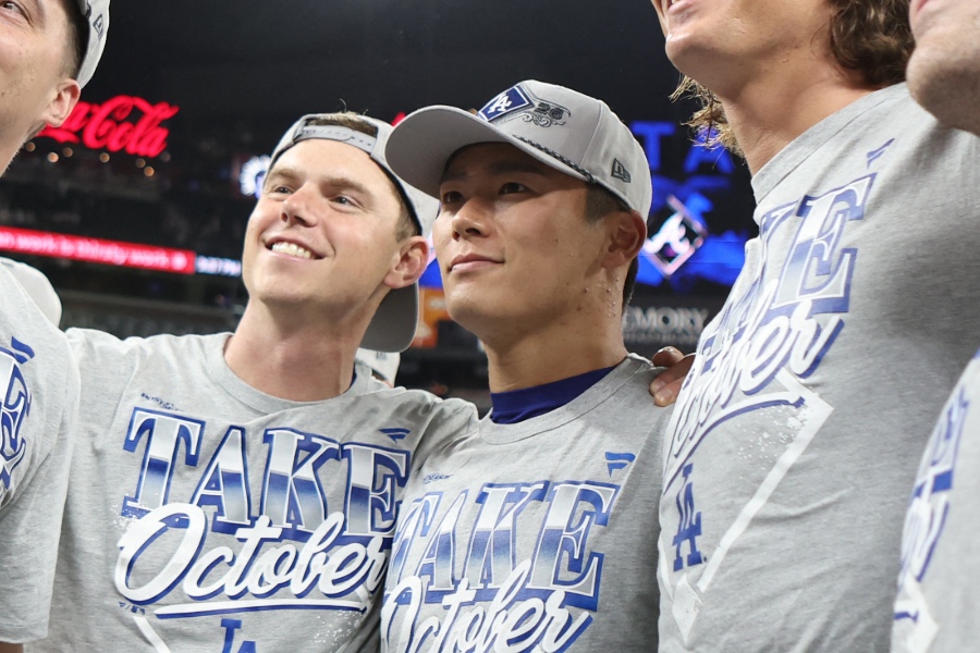 山本由伸、シャンパンファイトは「最高です」 チーム救う好投、ビチャビチャも笑顔