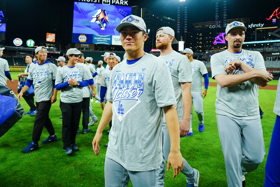 地区シリーズ突破を決め笑顔を見せるドジャース・山本由伸【写真：荒川祐史】